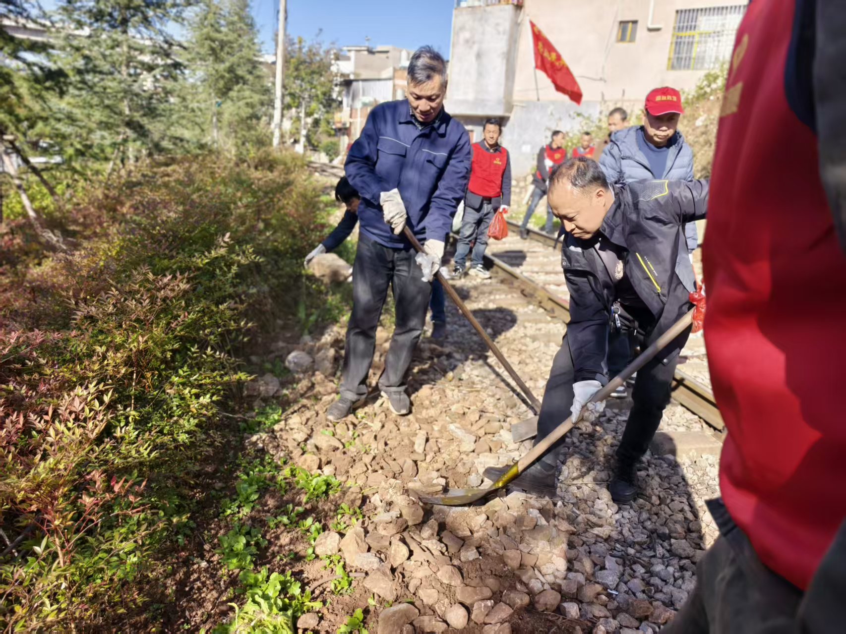 后所煤矿公司联合多单位开展铁路专用线护路联防志愿活动