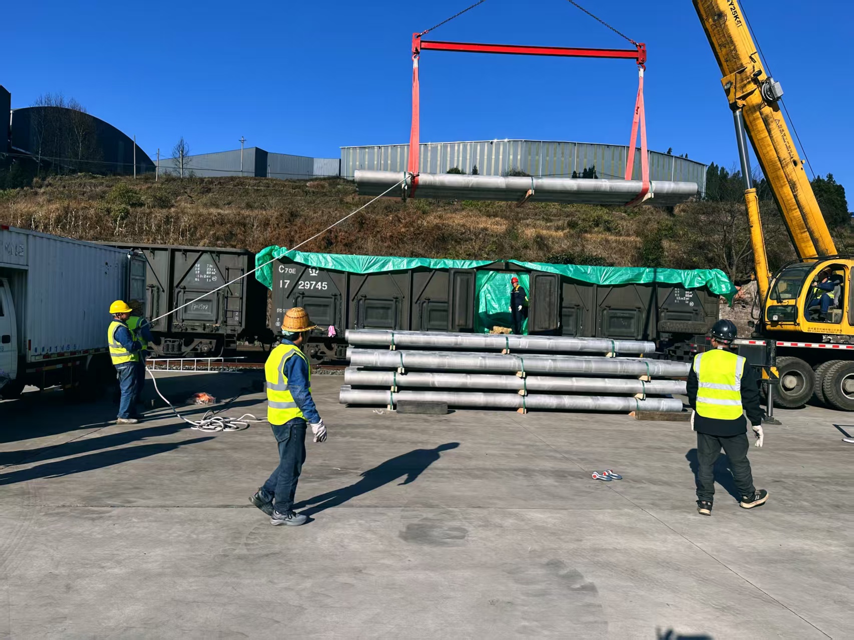 后所煤矿物流公司圆满完成首批高端铝圆棒装车作业